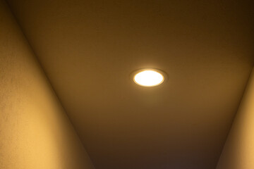 廊下を照らす天井のライト