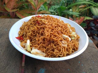 Stir-fried noodles are one of the traditional foods from Indonesia, usually sold on the side of the road or cooked at home, usually cooked with vegetables, chilies, shallots, garlic and soy sauce 