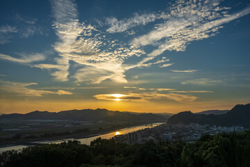日本の岡山県笠岡市の美しい夕焼け