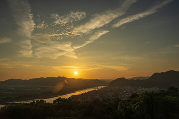 日本の岡山県笠岡市の美しい夕焼け