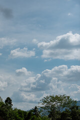 Obraz premium white clouds in the sky against a clear day.