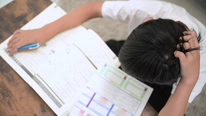 Worried because studying is difficult Video of an Asian child with a head full of images of examinations, etc.　