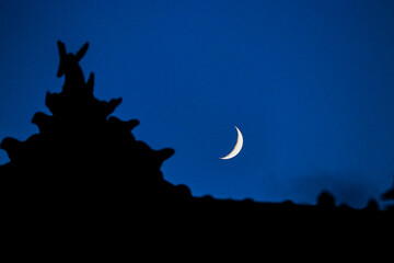 瓦屋根越しに観る三日月