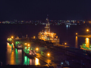 Fototapeta na wymiar 夜の港の停泊する船舶