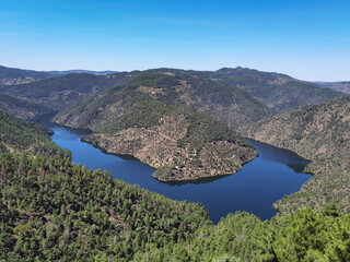 Entre montes e montanhas o rio Tua visto do miradouro, Olhos do Tua em Castanheiro do Norte, Portugal