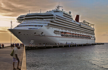 Traumreise Karibikkreuzfahrt mit Carnival Kreuzfahrtschiff Sunshine und einsamem Strand mit Palmen auf Insel - Dream Caribbean cruise vacation on cruiseship liner