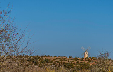 Moulin à vent sur le cause du Larzac près de La Couvertoirade, Aveyron, France