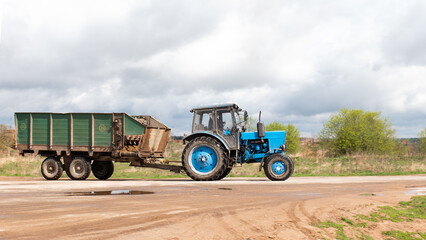 Obraz premium Tractor with trailer