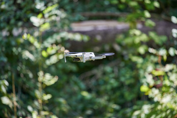 Schwebeflug einer Drohne vor natürlichem Hintergrund 