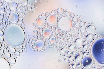 Arrière plan abstrait bulles - Huile dans de l'eau sur un fond flou multicolore	