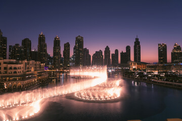 Obraz premium Unique view of Dubai Dancing Fountain show at night. 