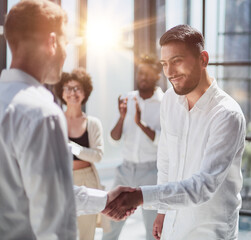 Obraz premium Congratulating the new partners in modern office