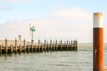 Hafeneinfahrt Oudeschild, Texel, bei ruhiger See im Frühjahr.