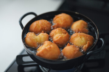 サーターアンダギーを作る様子