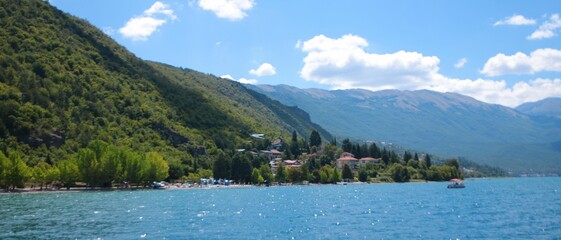 Widok na wybrzeże jeziora Ohrydzkiego