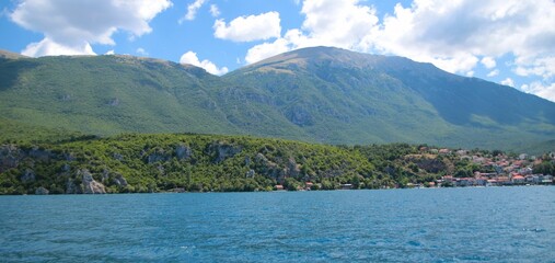Widok na wybrzeże jeziora Ohrydzkiego