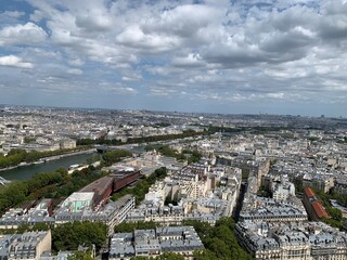 Vue sur la ville de Paris depuis le deuxième étage de la Tour Eiffel