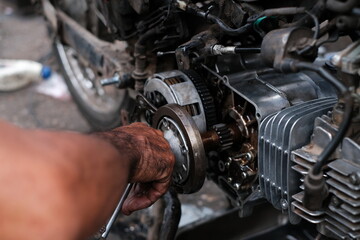 Obraz premium Motorcycle mechanics are assembling the motorcycle engine clutch assembly and maintenance.