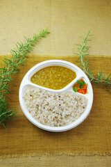 健康的な雑穀米のカレー弁当