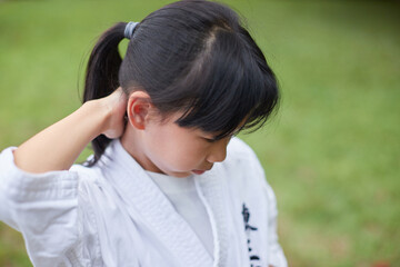 真夏の公園で空手を練習している小学生の女の子の様子
