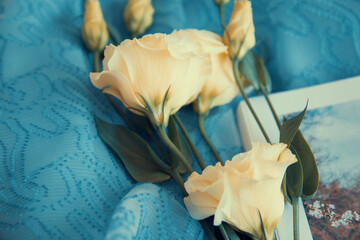 Arreglo romántico con flores y textil