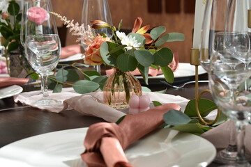 Tischdekoration-Hochzeit-Feier-Blumen