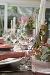 Tischdekoration-Hochzeit-Feier-Blumen