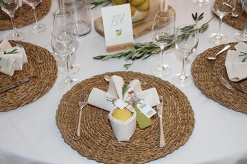 Schön gedeckter Saal bei einer Hochzeitfeier