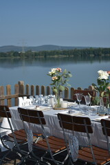 Tischdekoration-Hochzeit-Feier-Blumen