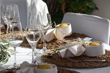 festlich dekorierter tisch bei einer hochzeit