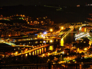 Fototapeta na wymiar Bilbao bei Nacht