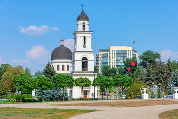 Fototapeta na wymiar Central park cathedral in Chisinau