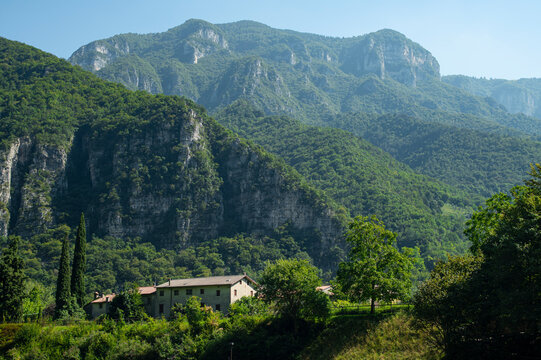 Grotte Oliero, che prendono origine dal fiume Oliero e rappresentano un importante complesso di grotte che attrae molti turisti ogni anno. Si trovano nella valle del fiume brenta.