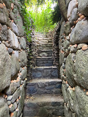 Escalier en pierres dans les Cévennes