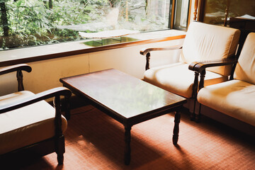 レトロな椅子とテーブル