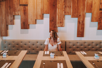 Mujer delgada en cafeteria de hotel
