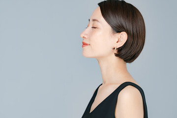 目を閉じる女性