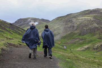 Fototapeta na wymiar Deux touriste en randonné par temps de pluie en Islande