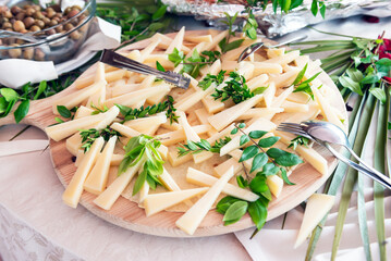 Vassoio con fette di pecorino stagionato, cibo italiano 