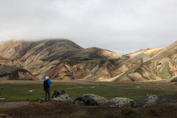Fototapeta na wymiar Des touristes sur le parcours du trek de Laugavegur en Islande