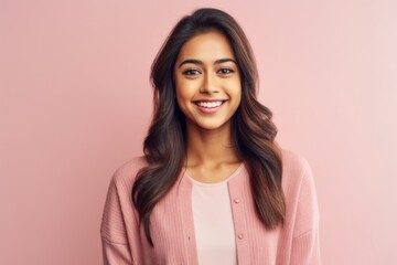 Obraz premium Portrait of a happy young woman looking at camera over pink background