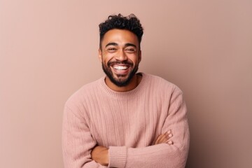 Obraz premium Portrait of a happy african american man with arms crossed