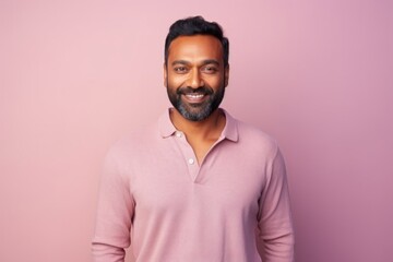 Obraz premium Portrait of happy indian man looking at camera over pink background