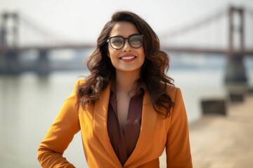 Obraz premium Beautiful young woman in sunglasses on the background of the bridge.