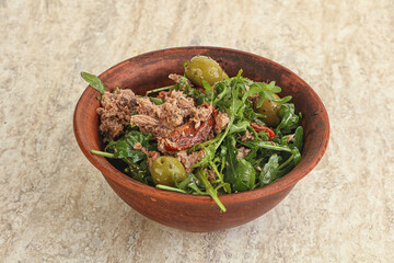 Salad with tuna and rucola