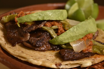 Taco de picaña mexicano con nopales aguacate y limones platillo tradicional de carne