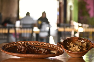 Platillo tipico mexicano mole con pollo en un restaurant en septiembre