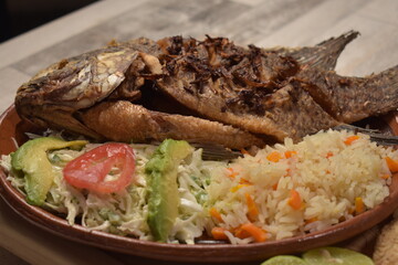 Platillo de pescado frito con arroz y ensalada restaurant de mariscos 