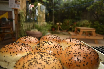 Pan para hamburguesa artesanal en un jardin o dia de campo