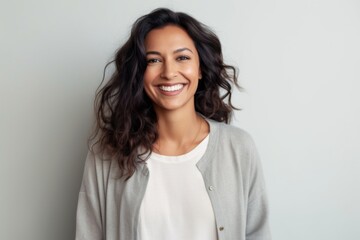 Obraz premium Lifestyle portrait of an Indian woman in her 30s in a minimalist background
